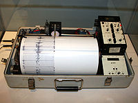200px-Kinemetrics_seismograph