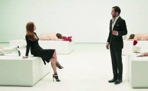 amy-adams-escucha-a-tom-ford-en-el-set-de-rodaje-de-animales-nocturnos