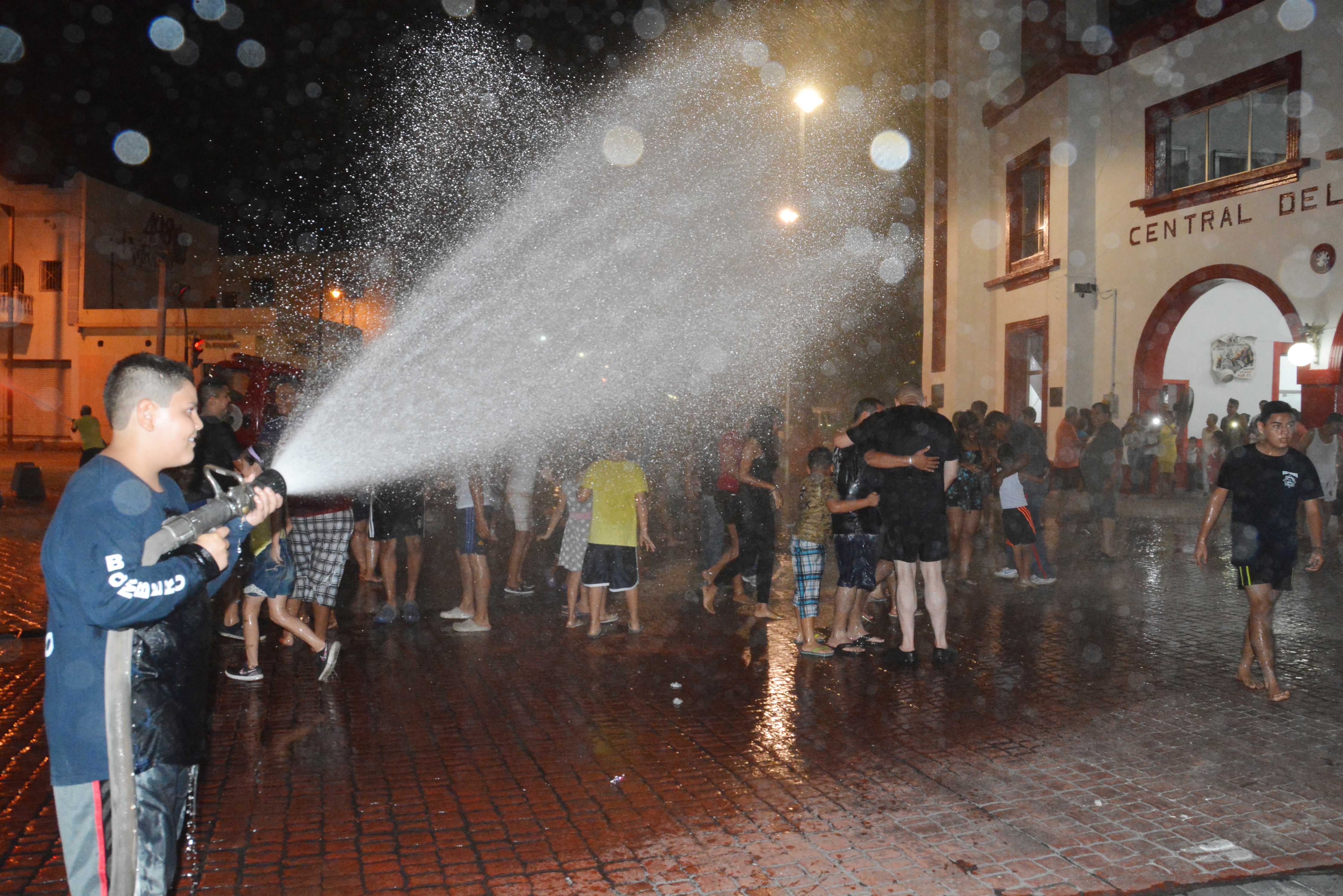 21ago17 cena y baño de BOMBEROS--TH (42)